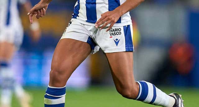 La franja del pantalón de la Real Sociedad inicia el cambio ante uno de los mayores tabús del fútbol