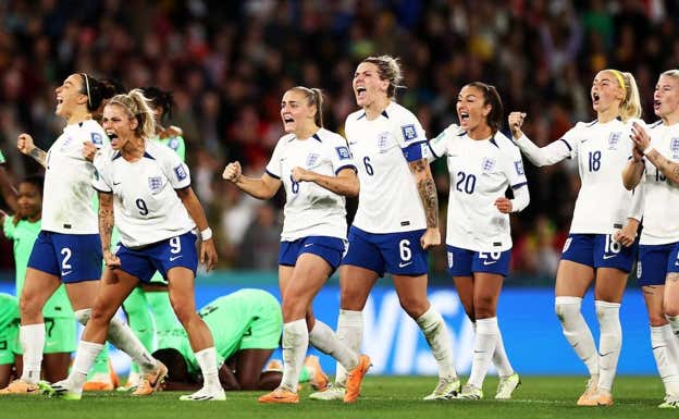 Jugadoras de la Selección de Inglaterra, con pantalones azules.  FEDERACIÓN INGLESA