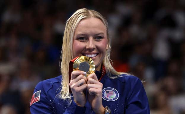 Jessica Long celebra uno de sus dos oros en París 2024.  REUTERS