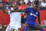 Marcao se marchó en camilla con una conmoción cerebral y el Sevilla tuvo cambio extra