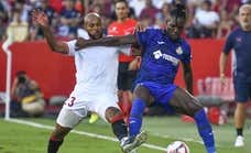 Marcao se marchó en camilla con una conmoción cerebral y el Sevilla tuvo cambio extra