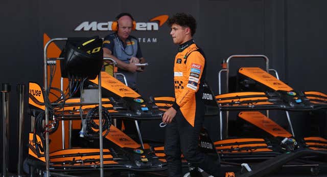 Lando Norris no sabe qué hacer con las llaves que McLaren le ha entregado