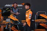 Lando Norris no sabe qué hacer con las llaves que McLaren le ha entregado