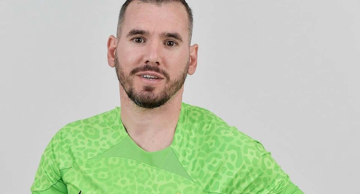 Roncaglio posa con la camiseta de Brasil antes de su debut en el Mundial de Uzbekistán.