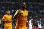 Vinicius y Mbappé desatascan al Madrid y le dan tres 'palos' a una gran Real