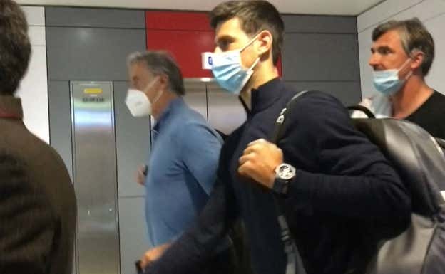 Novak Djokovic camina por el aeropuerto de Melbourne para su deportación.  AFPTV / AFP
