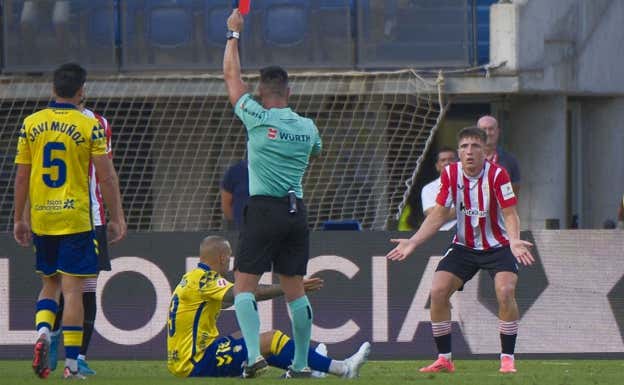 Ortiz Arias muestra la roja a Jauregizar. EFE