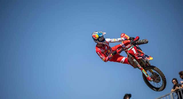 Jorge Prado se alía con la fortuna y se queda a un paso de revalidar su título mundial a falta de una carrera