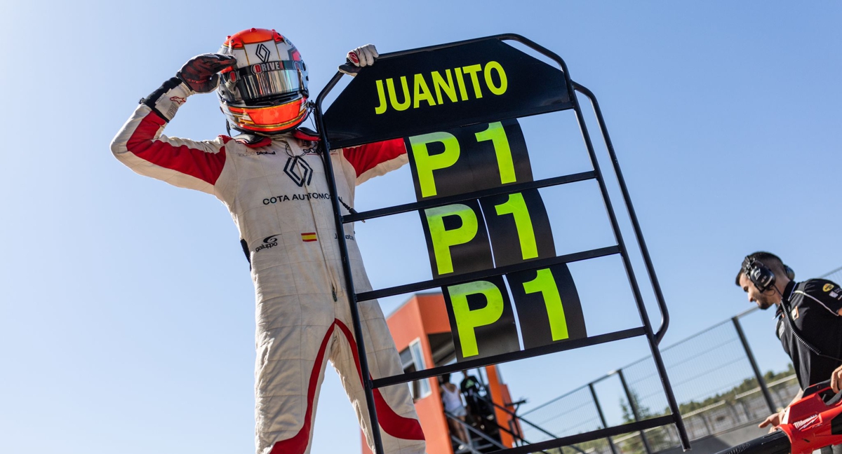 Juan Cota, celebrando su triplete en Valencia.