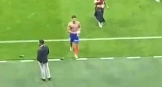 El delantero argentino ha regalado a una aficionada la camiseta de su primer gol como rojiblanco.