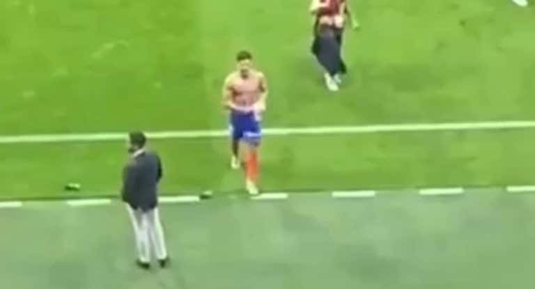 El delantero argentino ha regalado a una aficionada la camiseta de su primer gol como rojiblanco.