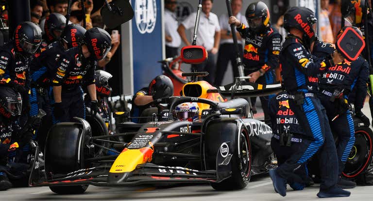 Imagen del Red Bull de Max Verstappen a su paso por boxes.