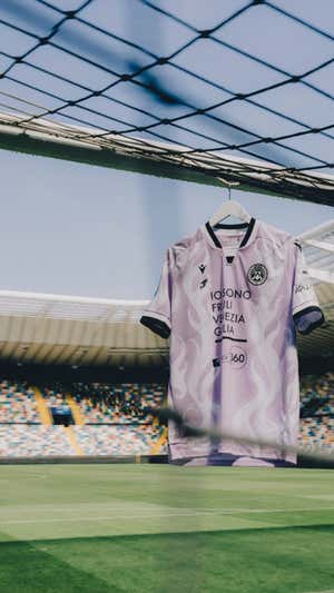 Y en la semana de la moda de Milán, el Udinese y Macron 'se cuelan' con la camiseta más sostenible de la historia
