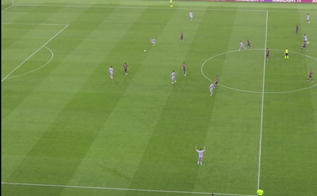 Una vez se juega hacia el otro central, Lamine salta para que no le quede más remedio que jugar en largo, ya que los interiores y Lewandowski igualan numéricamente el centro del campo.  WYSCOUT