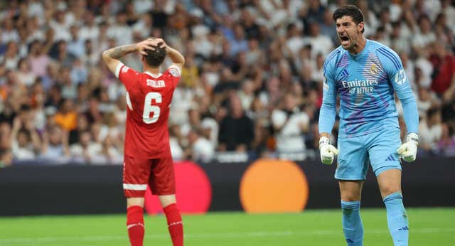 Courtois no puede hacer más para tapar el desastre defensivo del Real Madrid