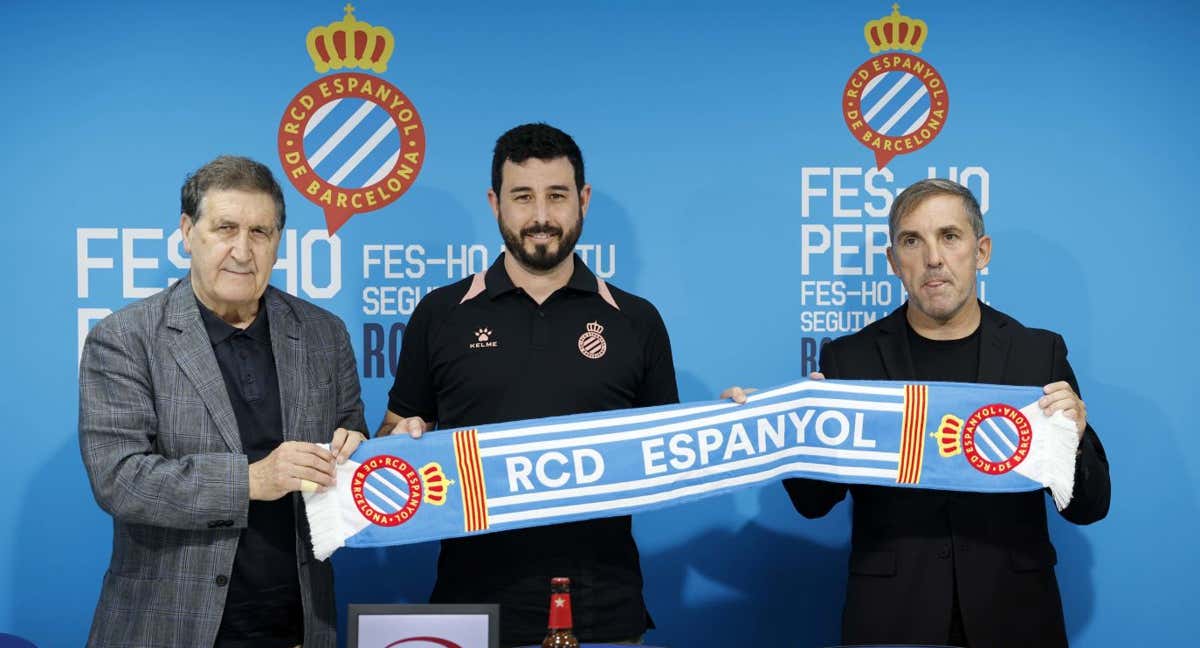 Ignasi Senabre y Garagarza, en la presentación del primero como nuevo entrenador del Espanyol B.