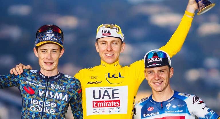 Tadej Pogacar sonríe con el maillot amarillo en lo alto del podio del Tour de Francia 2024.