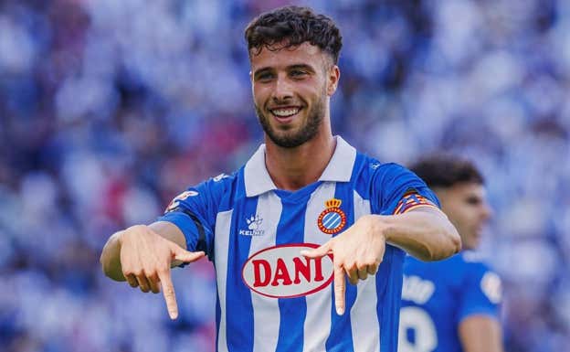 Puado celebra uno de sus goles frente al Alavés. EP