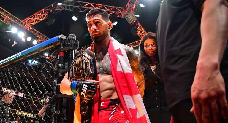 Ilia Topuria, tras conseguir el cinturón de campeón de la UFC.
