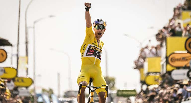 Wout van Aert se anota una etapa del Tour de Francia vestido de amarillo.