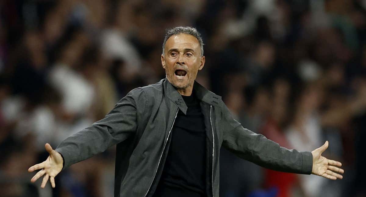 Luis Enrique realiza un gesto en un lance del partido entre el PSG y el Girona.