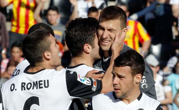 Guaita, felicitado por sus compañeros en el Valencia.