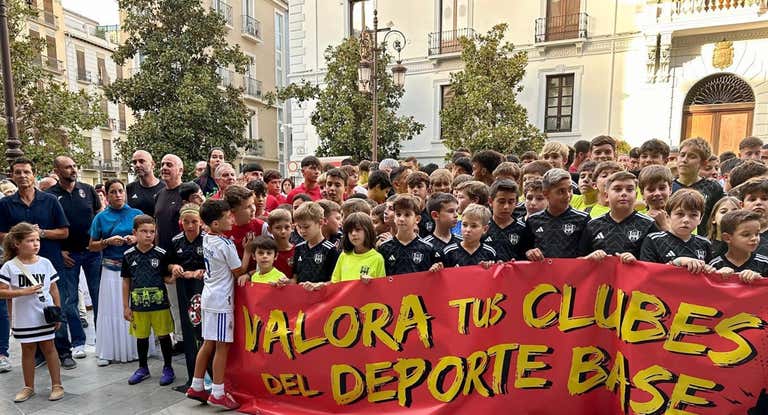 Jugadores de los clubes bases de Granada durante la concentración de este miércoles.