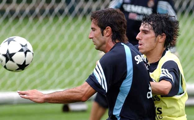 Miñambres pelea por un balón con Figo.