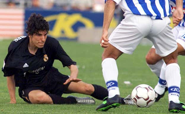 Miñambres corta un balón ante el Recreativo, en 2003.