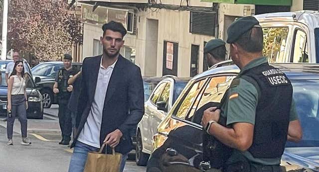 La jueza ve »argumentos vagos e incoherencia» en Rafa Mir y “firmeza” en la acusación de violación