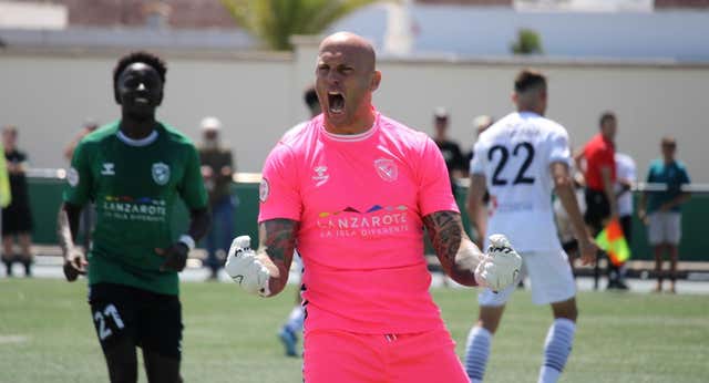 El portero de los 18 equipos riñe a los padres del fútbol base: «Los niños no deben llevar el peso de sus expectativas»