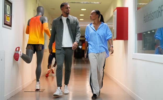 Peleteiro junto a Compaoré, en el anuncio de su unión profesional en la sede de la RFEA. EFE
