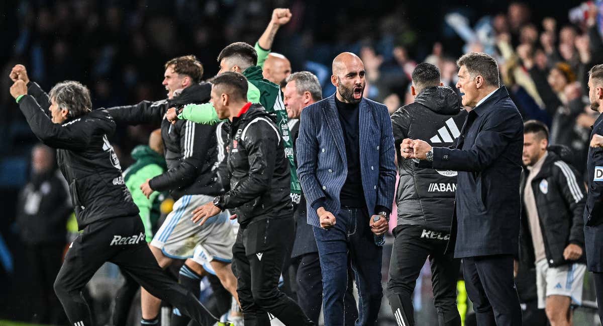 Claudio Giráldez y el cuerpo técnico celebran un gol en La Liga.