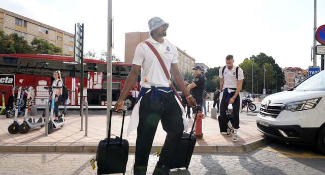 Un vuelo con retraso, una cuadrilla de toreros y el trajín de agentes en el hotel de concentración dan el pistoletazo de salida a la Supercopa