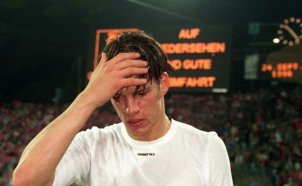 Christian Ziege, cabizbajo tras la eliminación del Bayer en 1996 a manos del Valencia.  GETTY