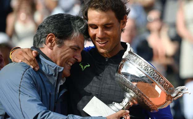 Toni y Rafaek Nadal se abrazan tras la conquista de Roland Garros en 2017.  AFP PHOTO / Eric FEFERBERG