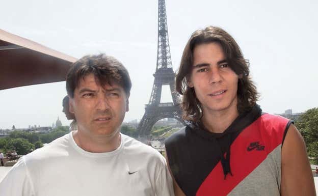 Toni y Rafael Nadal posan delante de la Torre Eiffel  AFP PHOTO/ MEHDI FEDOUACH