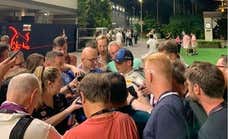 Monosilábico Max Verstappen: alega afonía y se inventa una rueda de prensa en la calle
