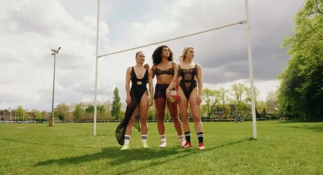 Las tres jugadoras en ropa íntima que exponen la llegada del ‘body shaming’ al deporte: «Creen que jugar al rugby y ser femenina no es compatible»
