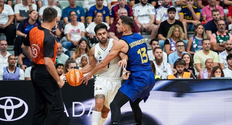 Satoransky trata de defender ante Facundo Campazzo.