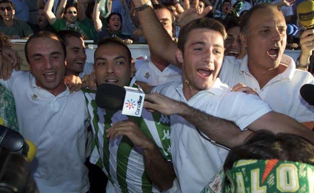 Gálvez celebra el ascenso a Primera con el Betis. ABC