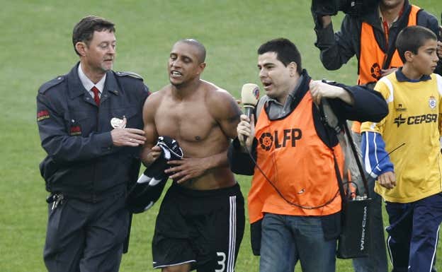 'Miguelito', tras Roberto Carlos después de un decisivo Recreativo-Real Madrid. CEDIDA POR MIGUEL ÁNGEL DÍAZ