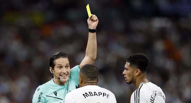 La primera amarilla a Mbappé en España abre la caja de los truenos y Munuera le advierte: ‘Te la estás jugando’
