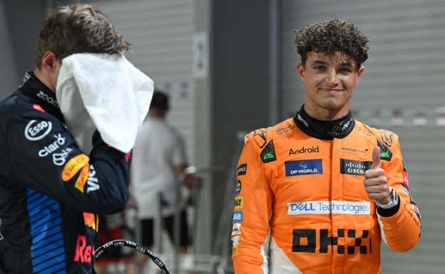 Con una tímida sonrisa y el pulgar arriba, así celebró Lando Norris una pole que pone toda la presión sobre él.  REUTERS
