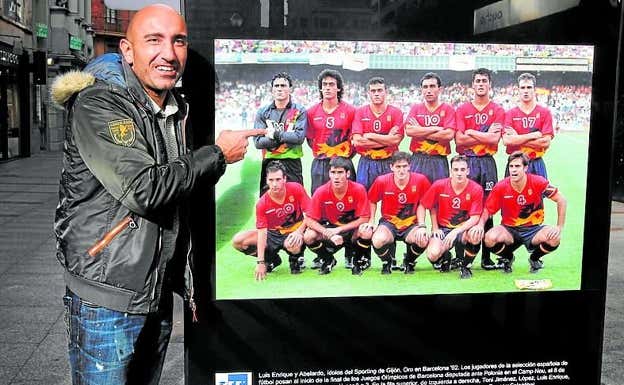 Abelardo posa con una imagen de la exposición 'Héroes del Deporte« en Gijón, en 2014.  EFE