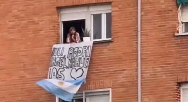 El balcón de Vallecas desde donde se anima a los argentinos del Atleti: “Amo a todos los de la selección”