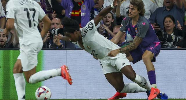 Genética, un plan a medida y un gurú físico para explicar las piernas y el penalti viral a Endrick
