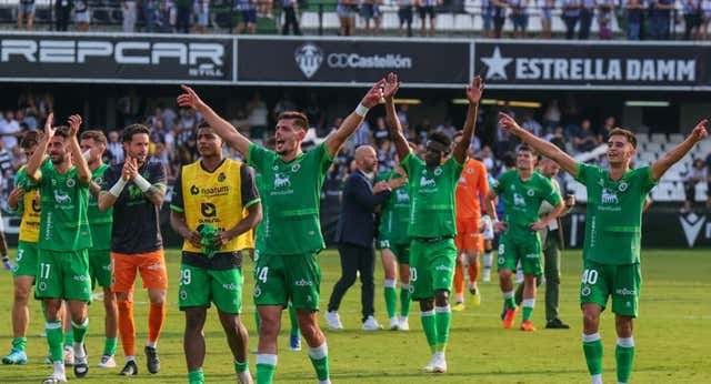 ¿Será este año? El Racing gana en Castellón y sigue volando