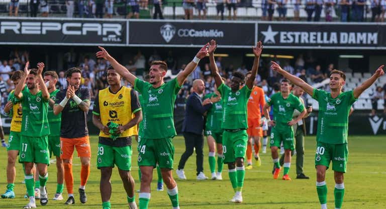 ¿Será este año? El Racing gana en Castellón y sigue volando