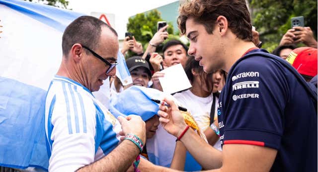 Los fans de Franco Colapinto asaltan a Carlos Sainz en sus redes sociales: ‘Te está enseñando un pibe de 20 años’